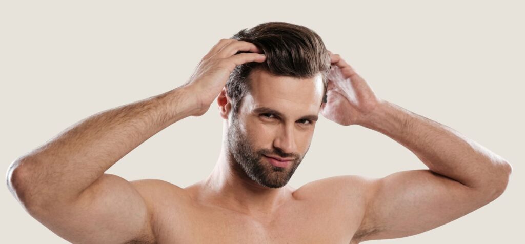 Hombre revisando la densidad de su cabello