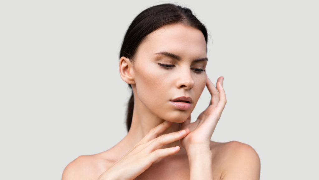 Mujer observando la piel de su rostro